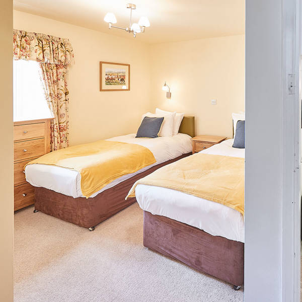 Valley View Farm Cottages, Holt ground floor twin bedroom with ensuite 